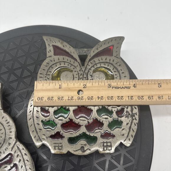 2 Vintage 1970s Cast Iron Colorful Stained Glass Decoration Owl Trivets - Picture 3 of 6